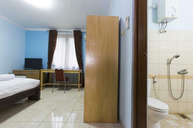 RedDoorz near Pasar Santa - Photo3