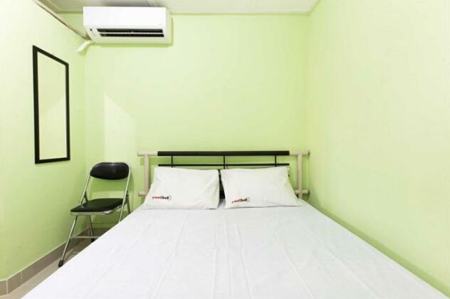 RedDoorz near Senen Station