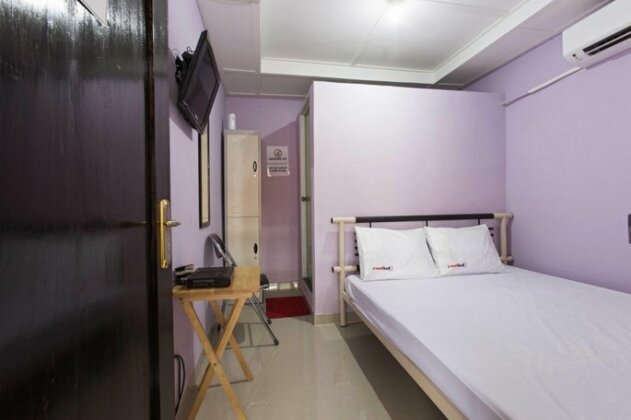 RedDoorz near Senen Station - Photo2