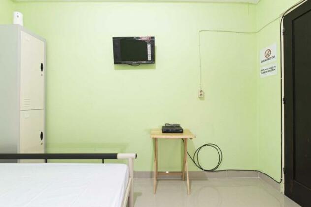 RedDoorz near Senen Station - Photo5