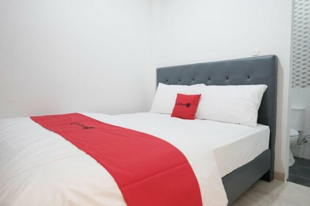RedDoorz near Taman Palem - Photo2