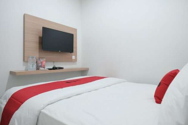RedDoorz near Taman Palem - Photo5