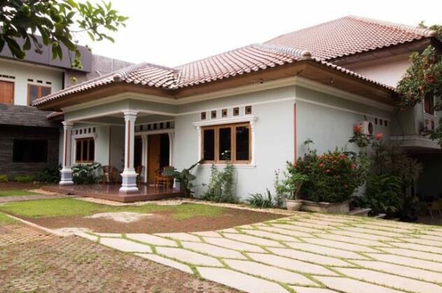 RedDoorz near TMII