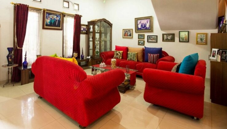 RedDoorz near TMII - Photo3