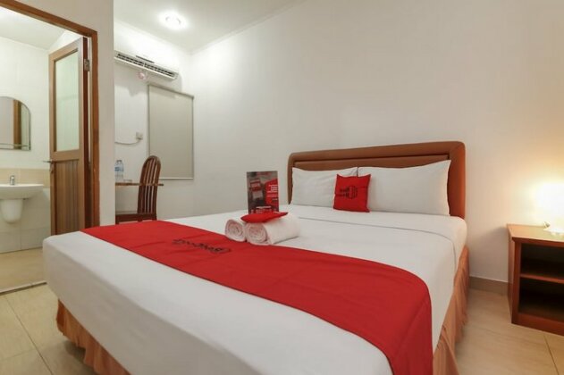 RedDoorz @ Petojo - Photo2