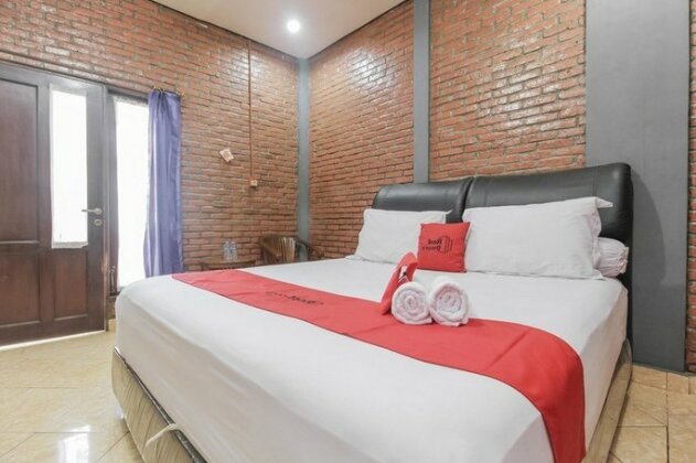 RedDoorz Plus @ Ampera Raya - Photo4