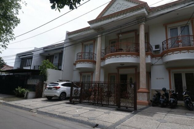 RedDoorz Plus @ Cempaka Putih Timur