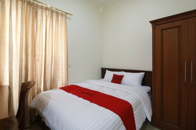 RedDoorz Plus @ Cempaka Putih Timur - Photo5