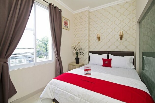 RedDoorz Plus @ Cideng Barat - Photo2