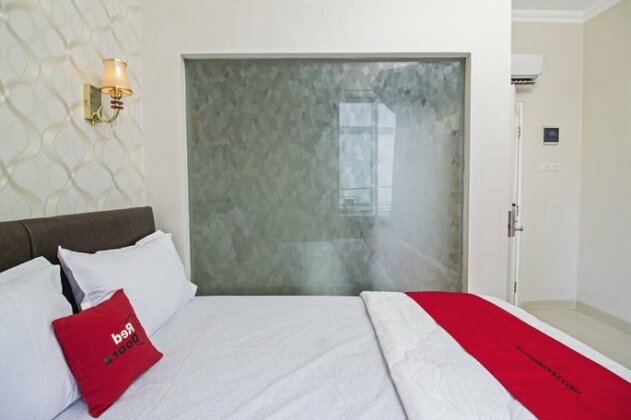RedDoorz Plus @ Cideng Barat - Photo5