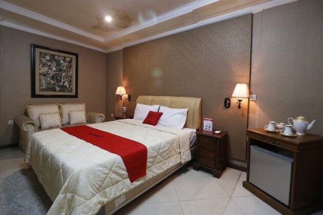 RedDoorz Plus @ Jalan Dharmawangsa - Photo2