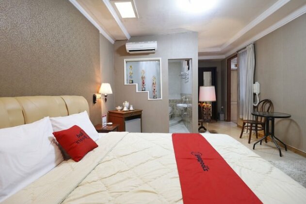 RedDoorz Plus @ Jalan Dharmawangsa - Photo5