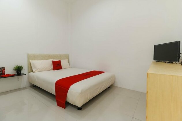 RedDoorz Plus @ Kapuk Business Park - Photo2