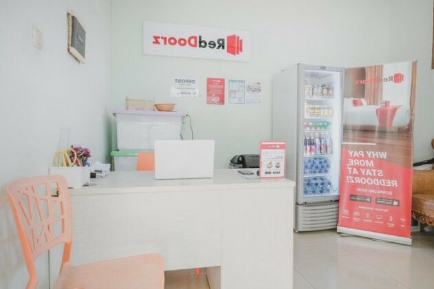 Reddoorz Plus @ Karet Pedurenan 3 - Photo4