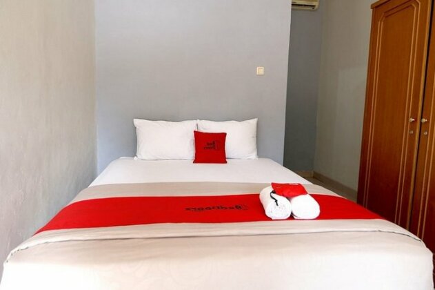Reddoorz Plus @ Karet Pedurenan 3 - Photo5
