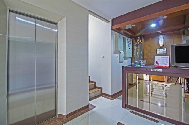 RedDoorz Plus Near Ambassador Mall - Photo4