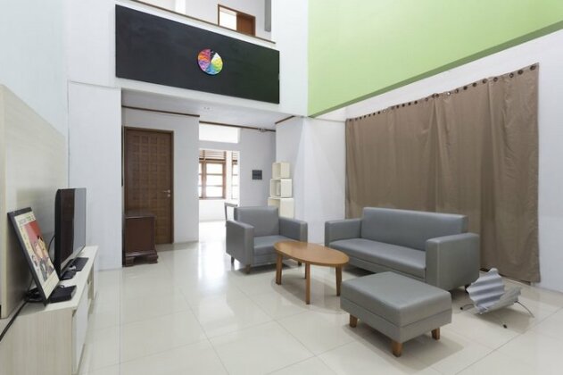 RedDoorz Plus near Cilandak Town Square 2 - Photo3