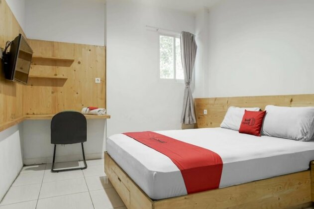 RedDoorz Plus near Dharmawangsa Square 2 - Photo2