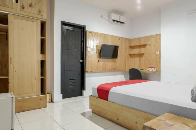 RedDoorz Plus near Dharmawangsa Square 2 - Photo5