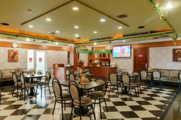 RedDoorz Plus near Dunia Fantasi Ancol - Photo4