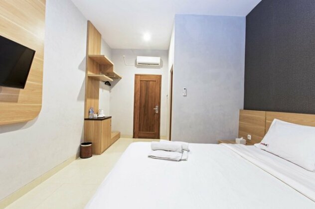 RedDoorz Plus Near ITC Fatmawati - Photo5