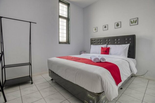 RedDoorz Plus near Jakarta Kota Station - Photo2