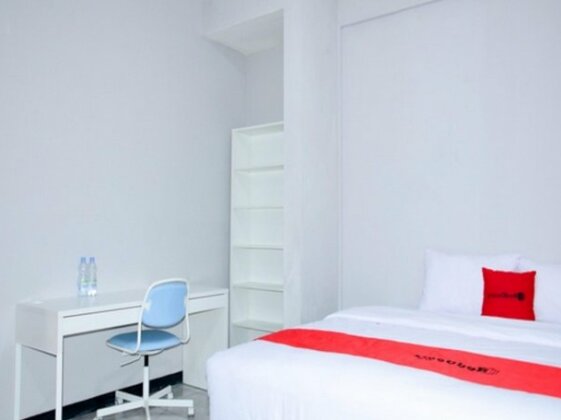 RedDoorz Plus near Mall Kelapa Gading
