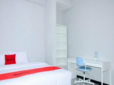 RedDoorz Plus near Mall Kelapa Gading