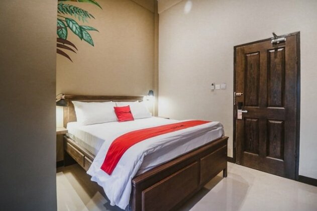 RedDoorz Plus near Mall Slipi Jaya - Photo4