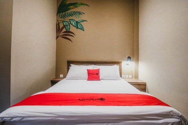 RedDoorz Plus near Mall Slipi Jaya - Photo5