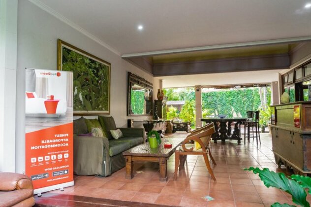 RedDoorz Plus near One Belpark Mall Cilandak - Photo2