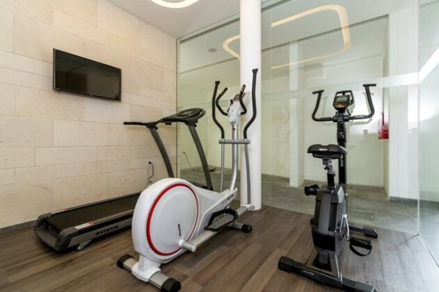 RedDoorz Plus near Perbanas - Photo2