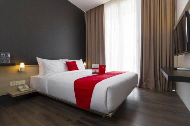 RedDoorz Plus near Perbanas - Photo4