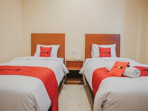 RedDoorz Plus near Plaza Blok M - Photo3