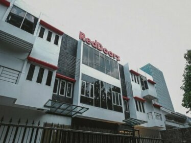 RedDoorz Plus near Plaza Blok M