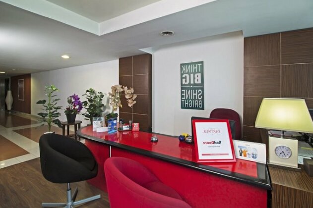 RedDoorz Plus near RS Pertamina - Photo3