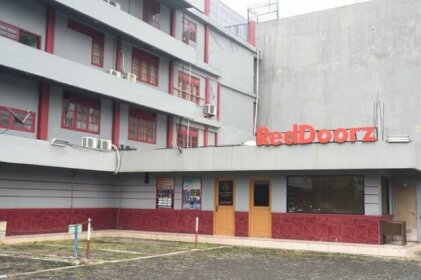 RedDoorz Plus near RSCM Jakarta