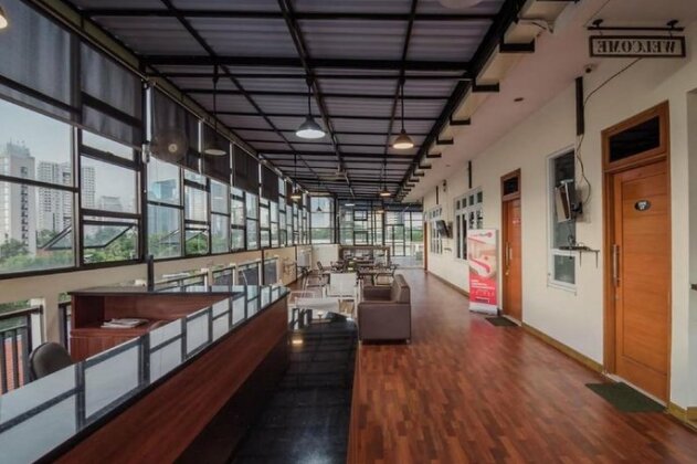 RedDoorz Plus near Semanggi - Photo4