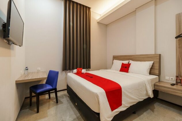 RedDoorz Plus near Senayan City - Photo3