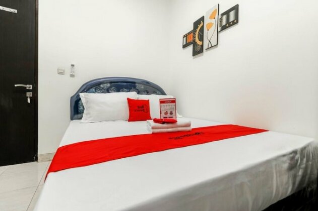 RedDoorz Plus near Trisakti University - Photo2