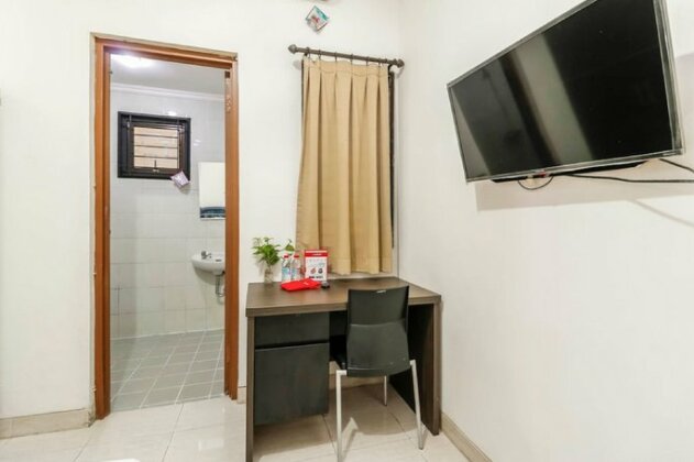 RedDoorz Plus near Trisakti University - Photo4