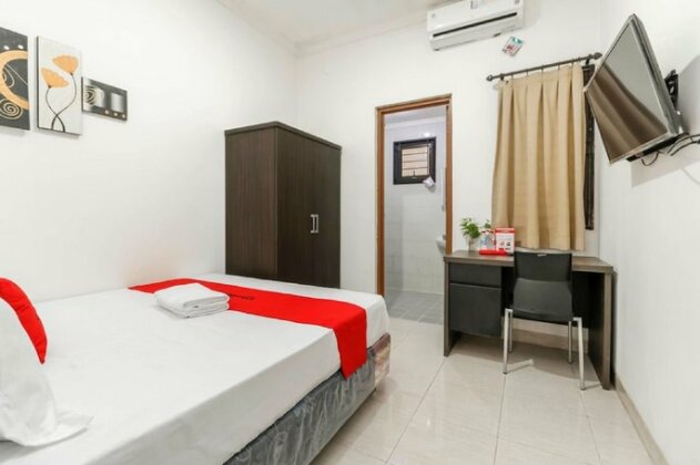 RedDoorz Plus near Trisakti University - Photo5