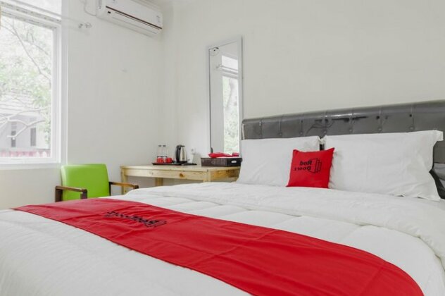 RedDoorz Plus near UPN Veteran Jakarta