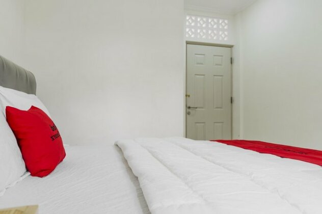 RedDoorz Plus near UPN Veteran Jakarta - Photo5