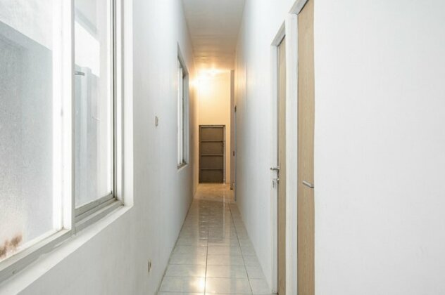 RedDoorz Plus @ Otista Raya Ciputat - Photo5