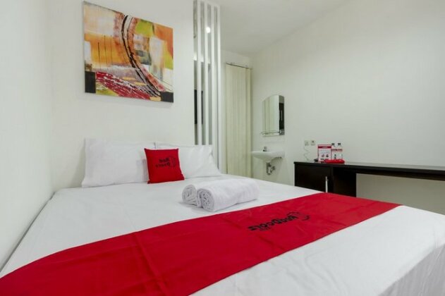 RedDoorz Plus @ Pasar Baru - Photo2