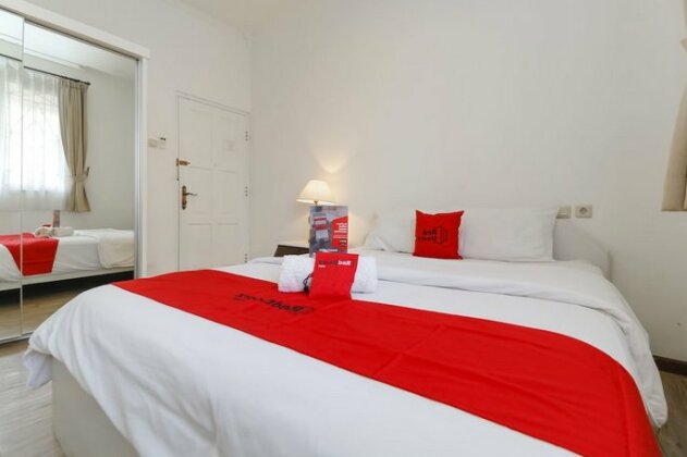 RedDoorz Plus @ Tendean - Photo2