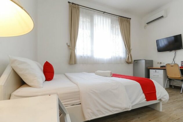RedDoorz Plus @ Tendean - Photo3