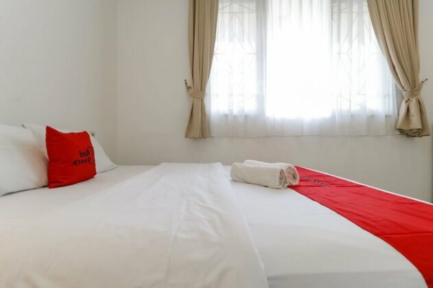 RedDoorz Plus @ Tendean - Photo4