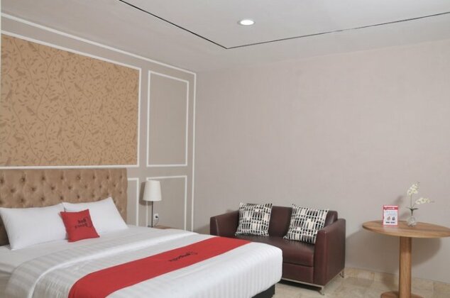 RedDoorz Premium near RS pondok indah - Photo5